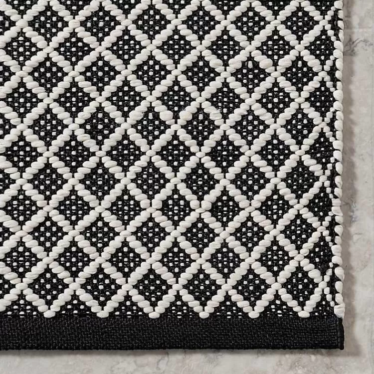 Alfombra de Exterior y Interior con Diseño Celosía Clásico - 1.20x1.80m en Blanco y Negro | Resistente a la Intemperie | Disponible en Kirklands - ¡Precio Imbatible!