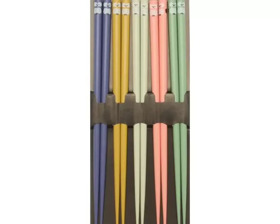 Juego de Palillos MIYA - Familia Búho en Diseño Artesanal 

Palillos Japoneses MIYA con Motivos Nocturnos - Colección Familiar Lechuza 

Set Gourmet MIYA: Palillos Tallados con Familia de Búhos en Estilo Oriental 

Juego de Palillos MIYA Artesanales - Diseño Único Familiar de Lechuzas Asiáticas 

Palillos MIYA Colección Nocturna - Tallados con Escena Familiar de Búhos Orientales