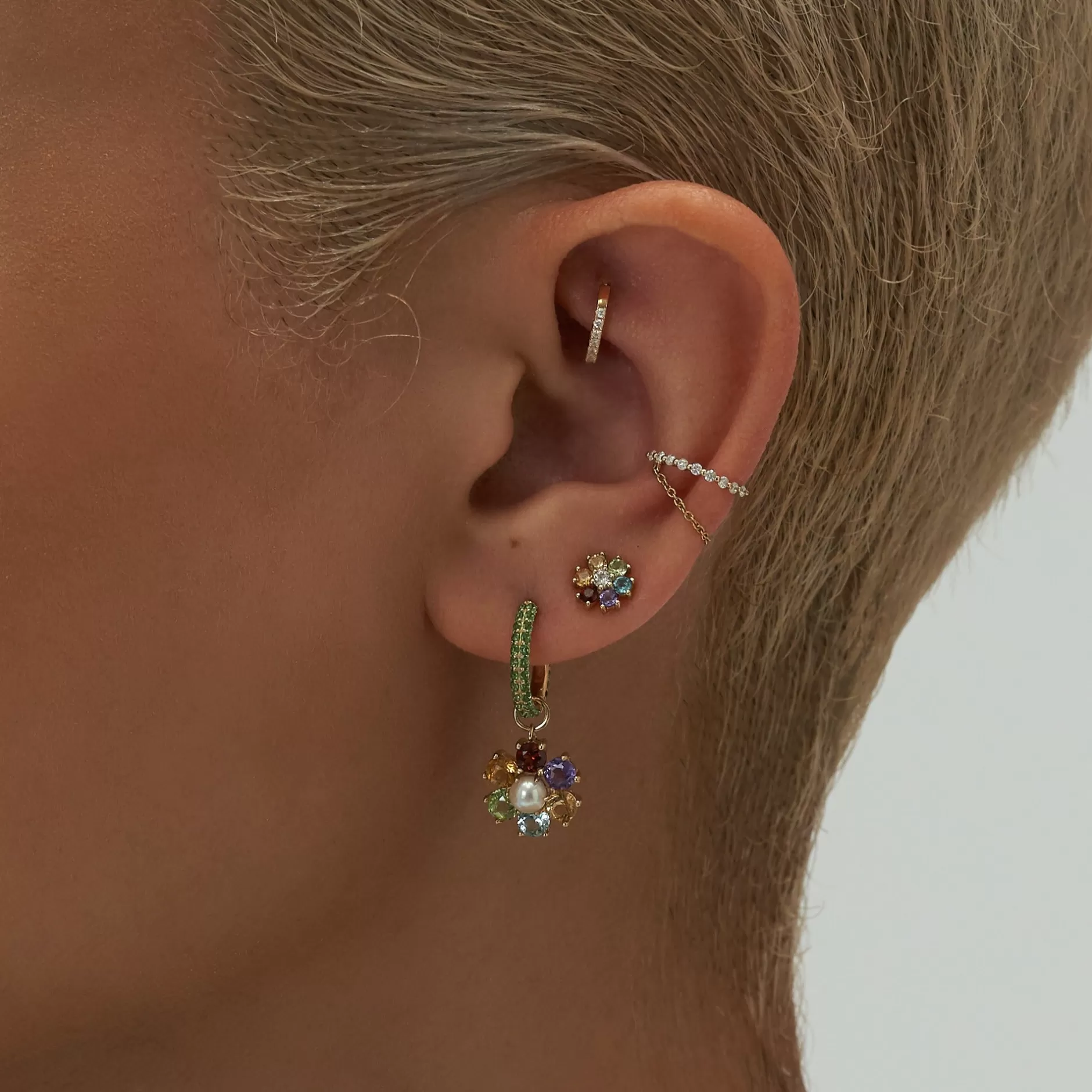 Pendientes Anissa Kermiche Daisy - Stud diamante caliente con detalle vibrante | Colección Me Rollin ¡Descúbrelo ahora!