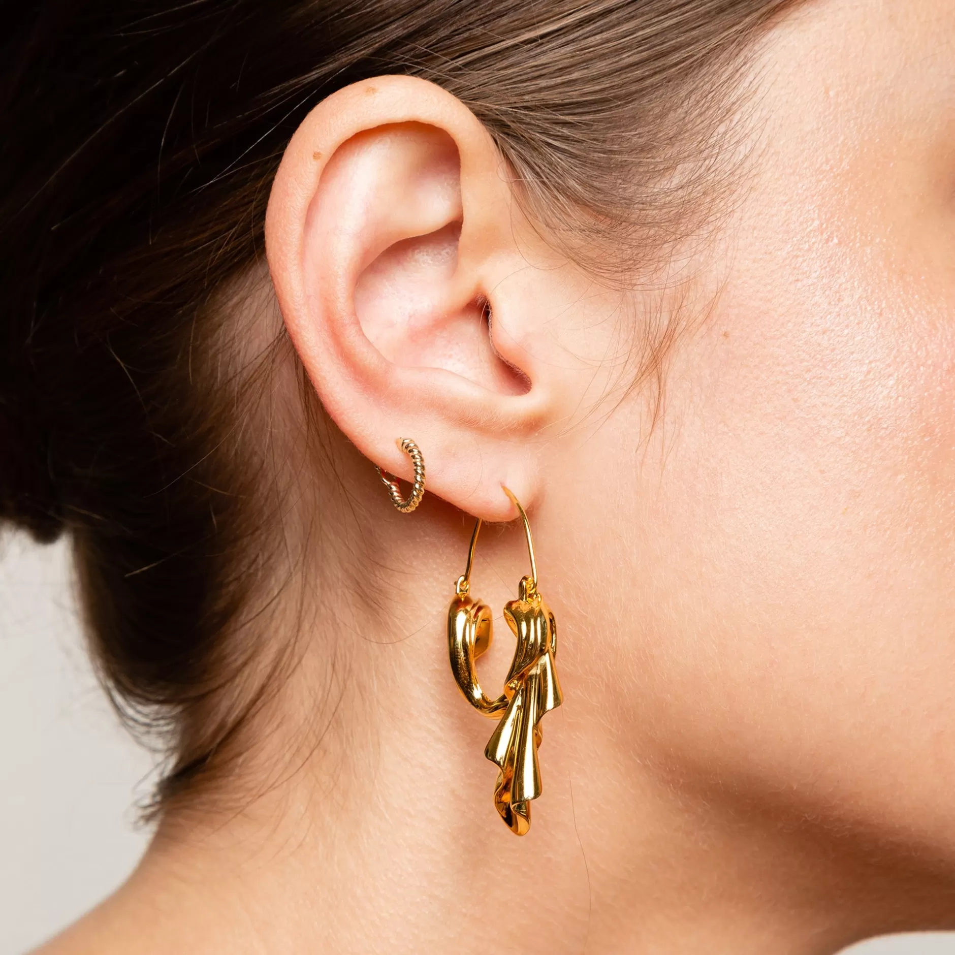 Pendientes Colgantes Drape de Anissa Kermiche en Oro - Diseño Elegante con Detalle Artesanal