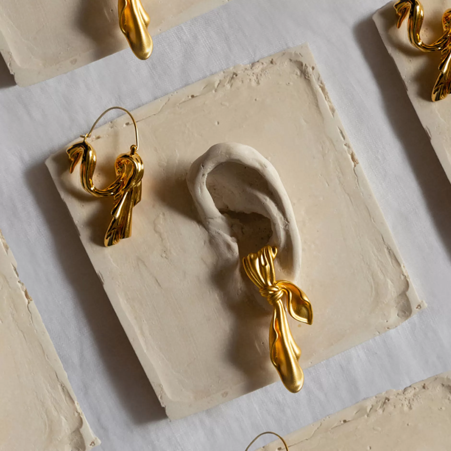 Pendientes Colgantes Drape de Anissa Kermiche en Oro - Diseño Elegante con Detalle Artesanal