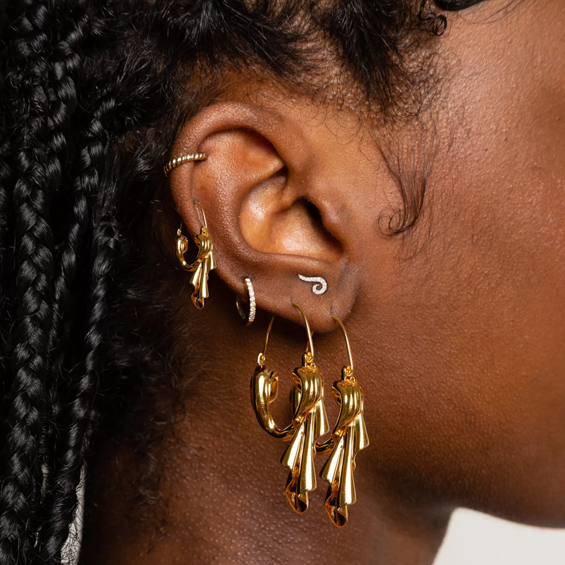 Pendientes Colgantes Drape de Anissa Kermiche en Oro - Diseño Elegante con Detalle Artesanal