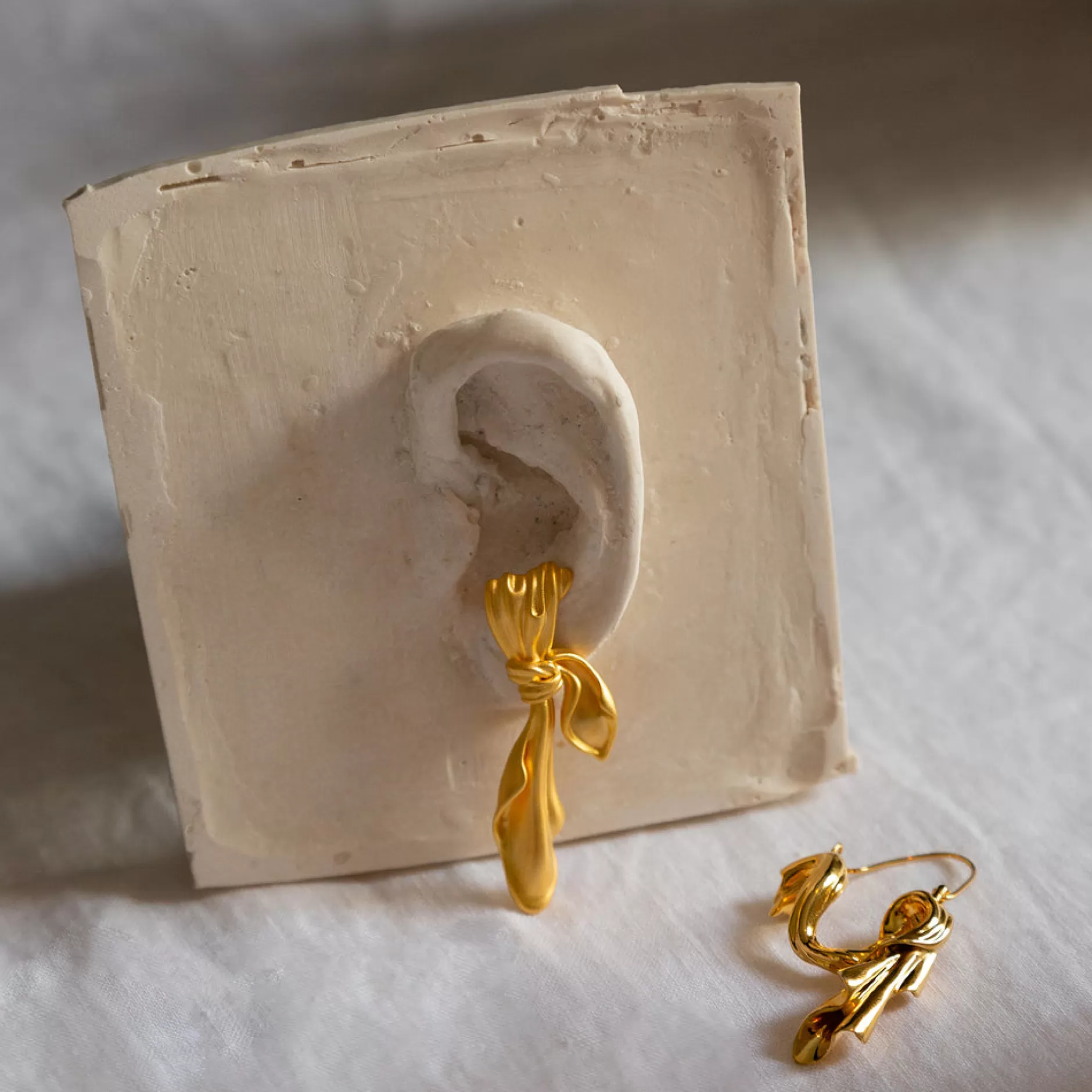 Pendientes Colgantes Drape de Anissa Kermiche en Oro - Diseño Elegante con Detalle Artesanal