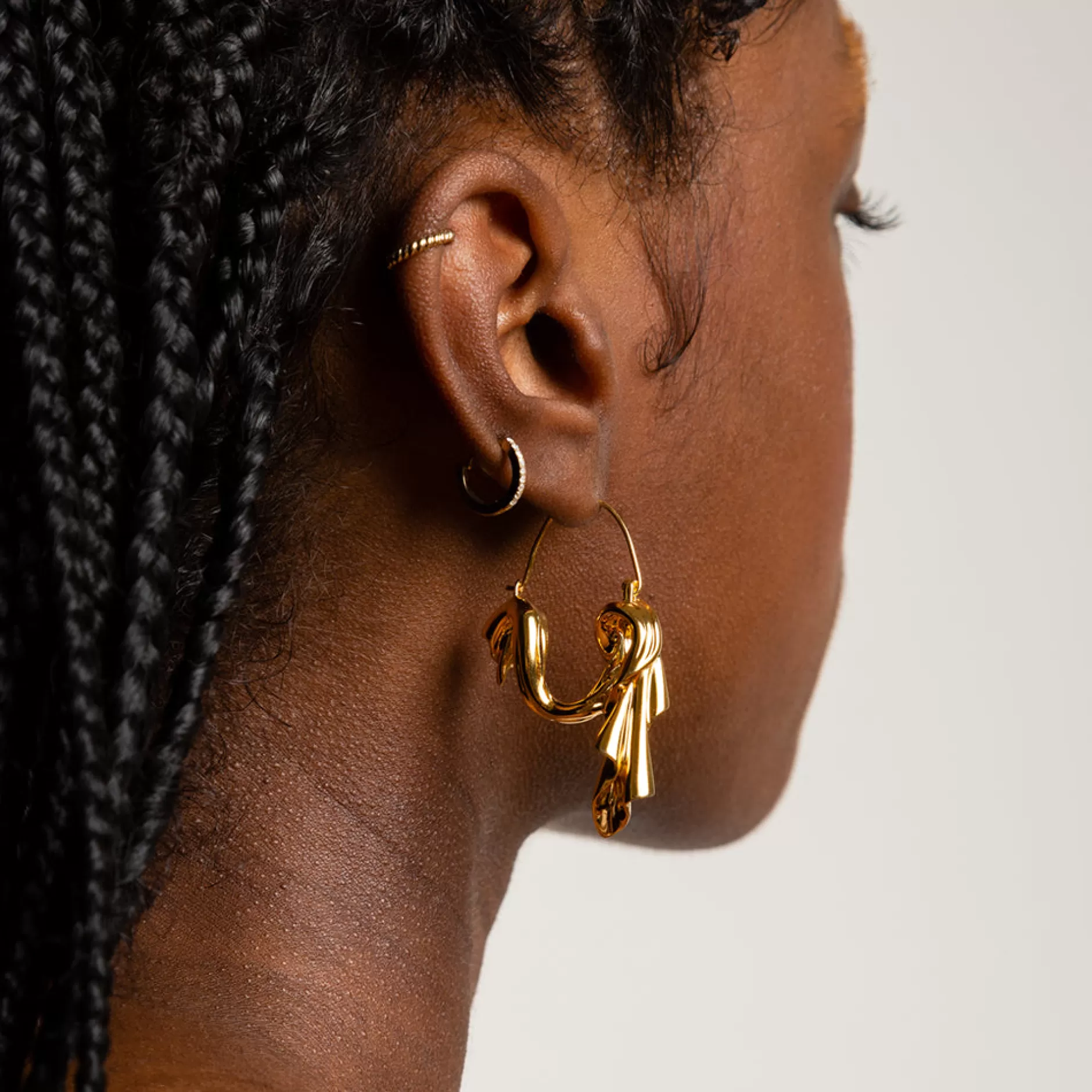 Pendientes Colgantes Drape de Anissa Kermiche en Oro - Diseño Elegante con Detalle Artesanal