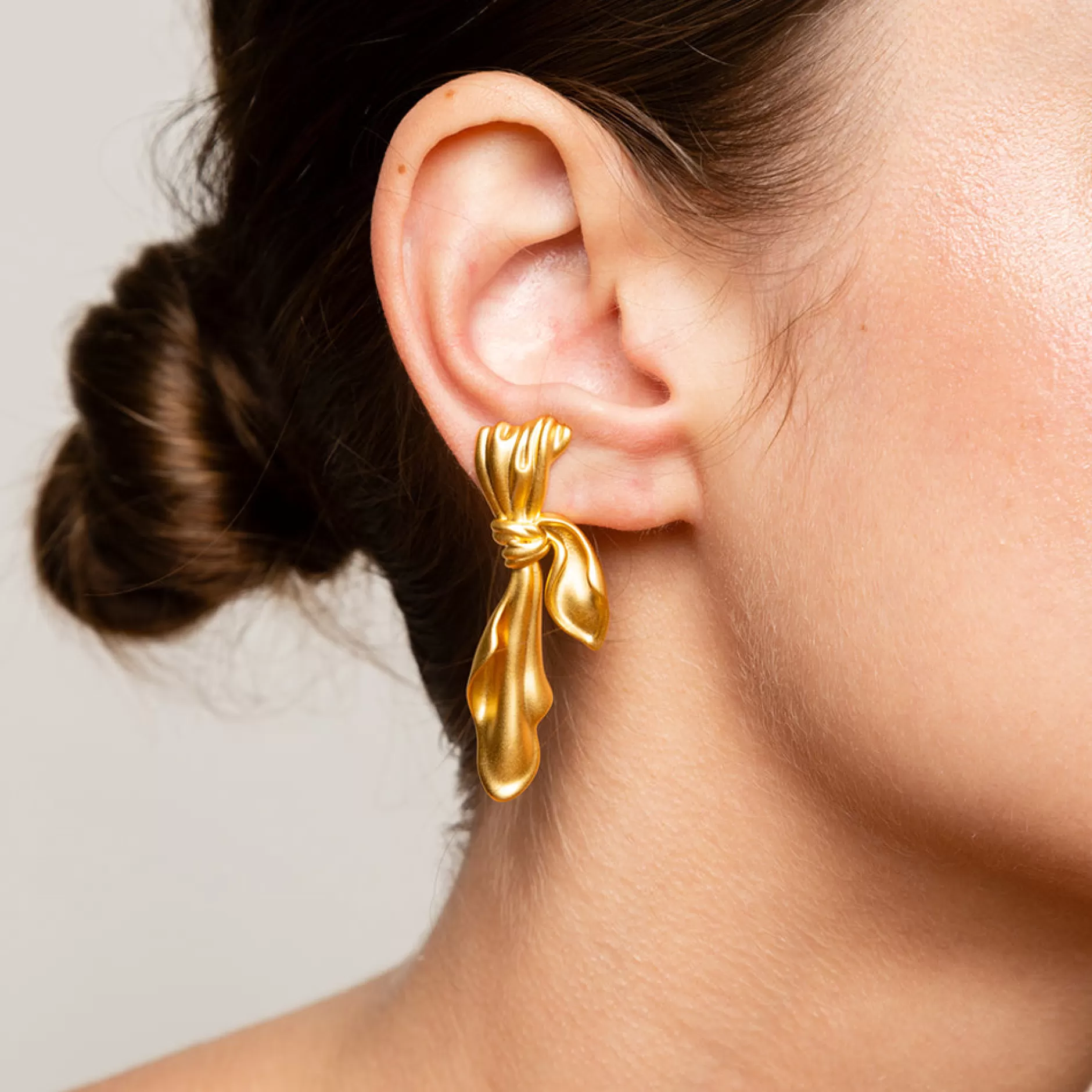 Aros de Tela con Baño Dorado - Diseño Exclusivo Anissa Kermiche (Oro Líquido) - Colección Moda Premium 

：
1. （+）
2. 
