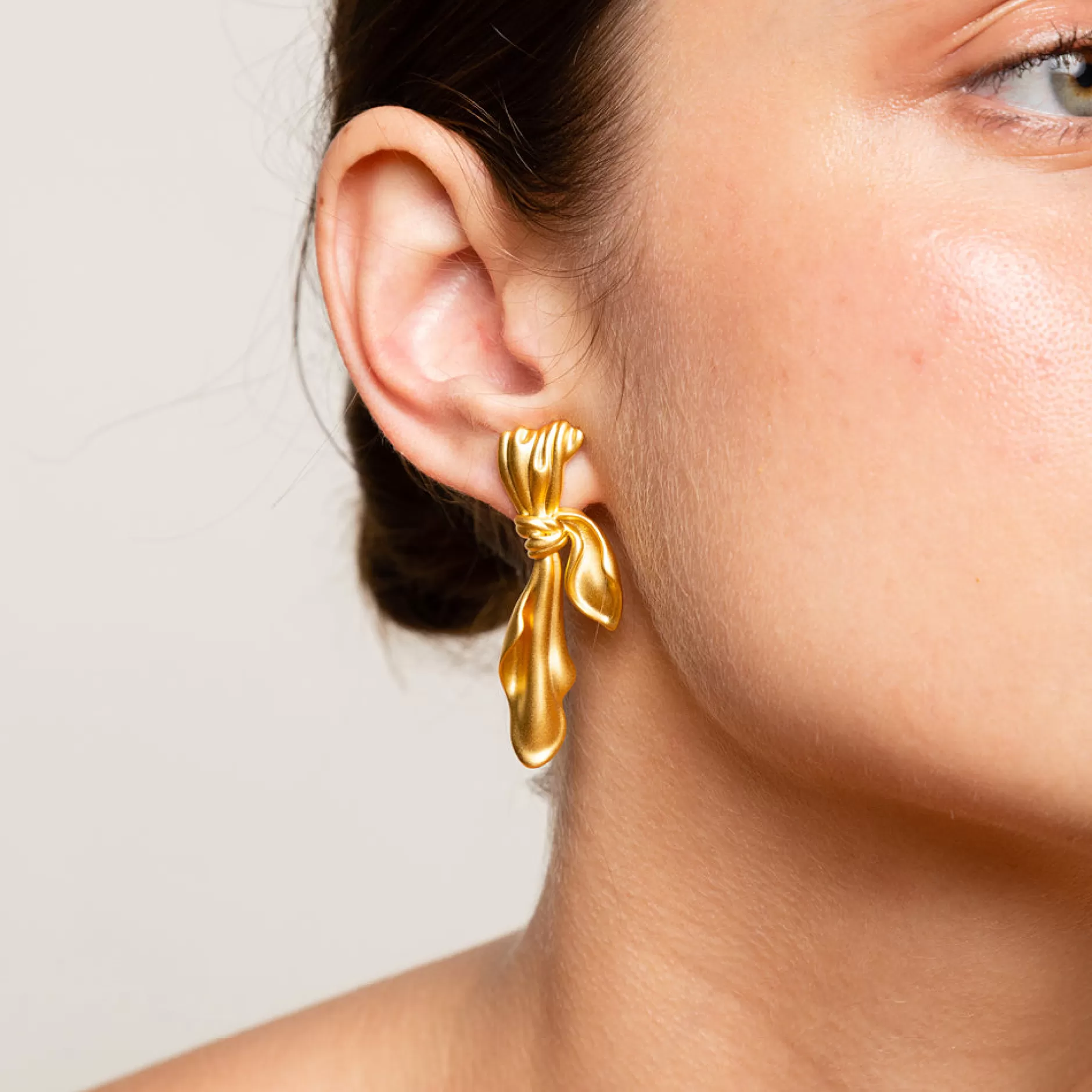 Aros de Tela con Baño Dorado - Diseño Exclusivo Anissa Kermiche (Oro Líquido) - Colección Moda Premium 

：
1. （+）
2. 