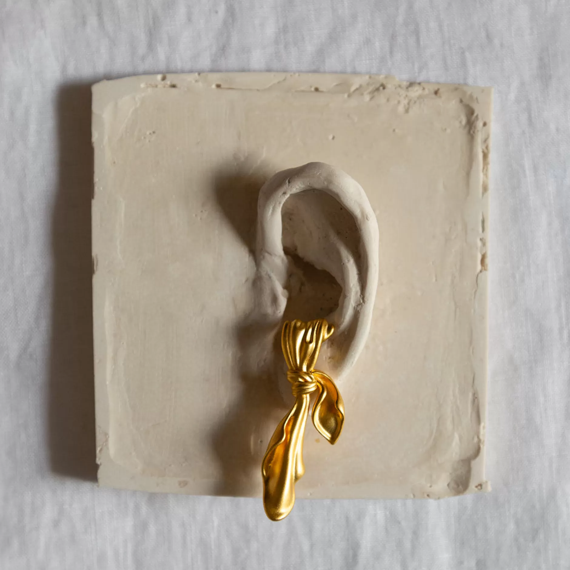 Aros de Tela con Baño Dorado - Diseño Exclusivo Anissa Kermiche (Oro Líquido) - Colección Moda Premium 

：
1. （+）
2. 