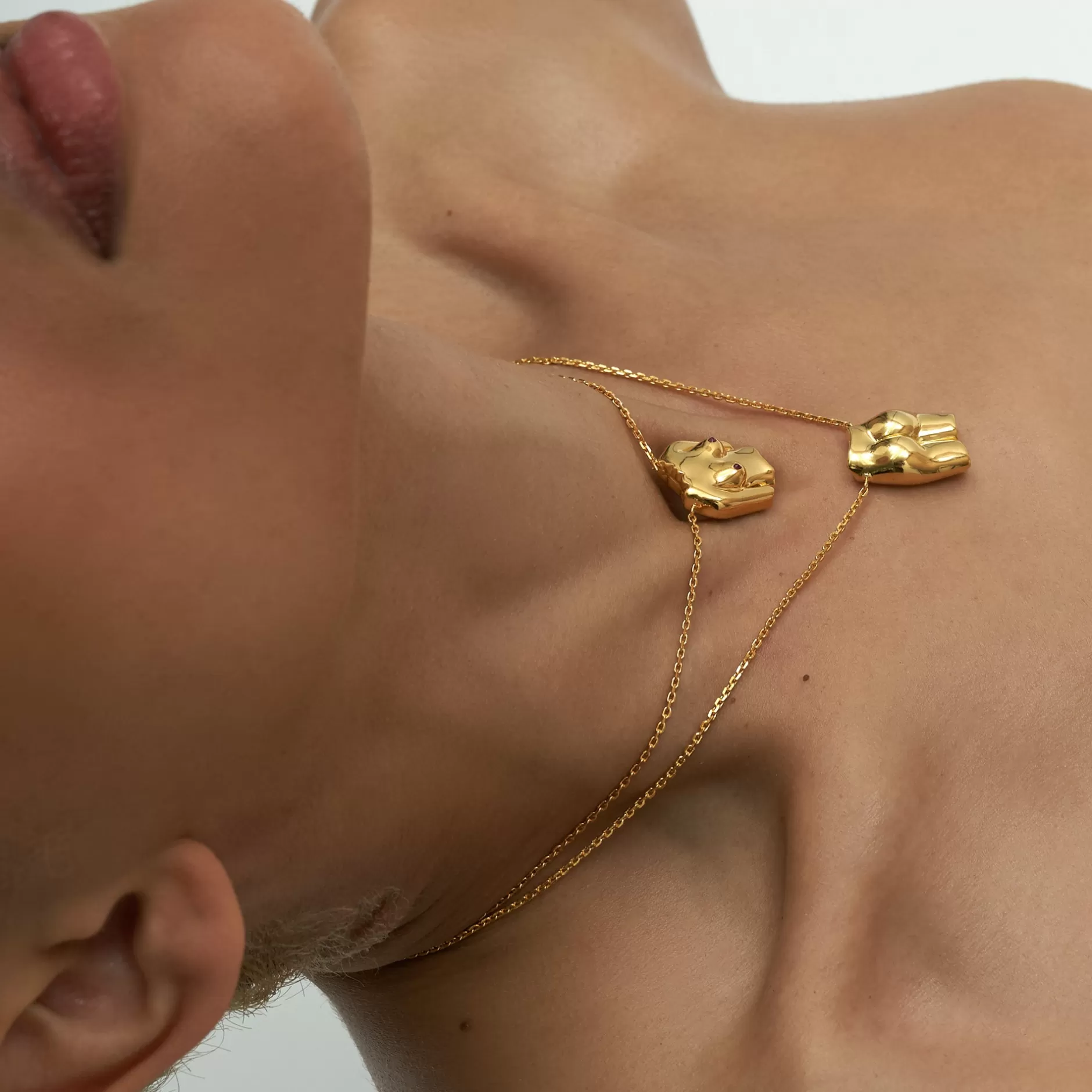 Collar Exclusivo de Anissa Kermiche: Trasero Dorado con Diseño Elegante - Joyería de Alta Costura en Tendencia Actual