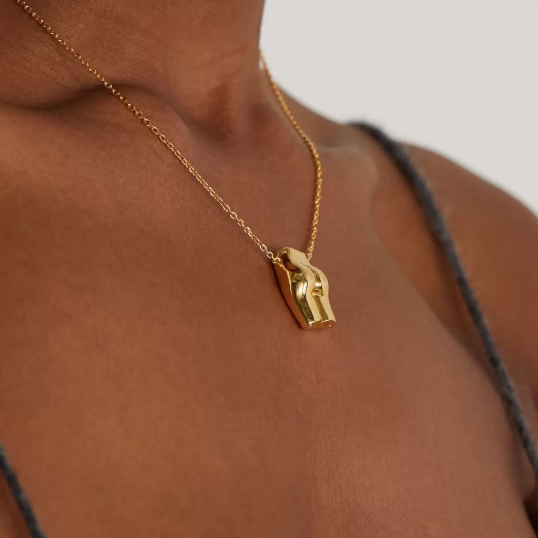 Collar Exclusivo de Anissa Kermiche: Trasero Dorado con Diseño Elegante - Joyería de Alta Costura en Tendencia Actual