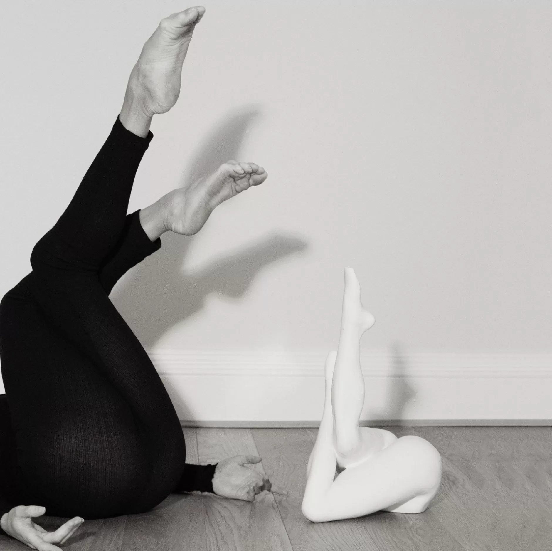 Estatuilla Decorativa Legs 11 de Anissa Kermiche - Blanco Inmaculado | Colección Limitada