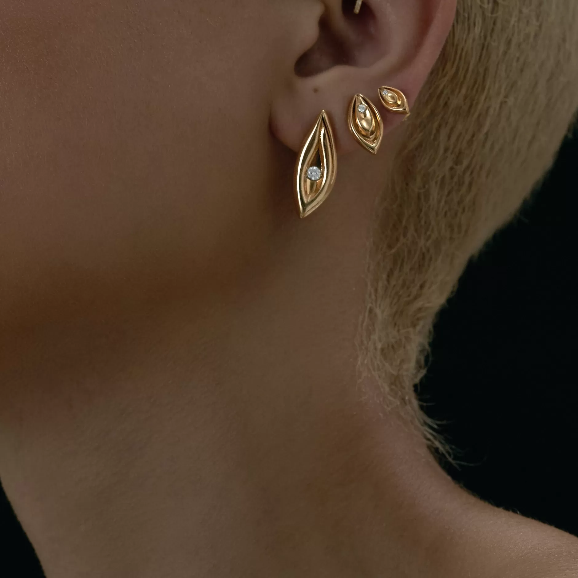 Aretes 'Cortar de Raíz' Mediano de Kermiche by Anissa | Colección Limitada con Descuento Express ¡No Te Quedes Sin Los Tuyos!