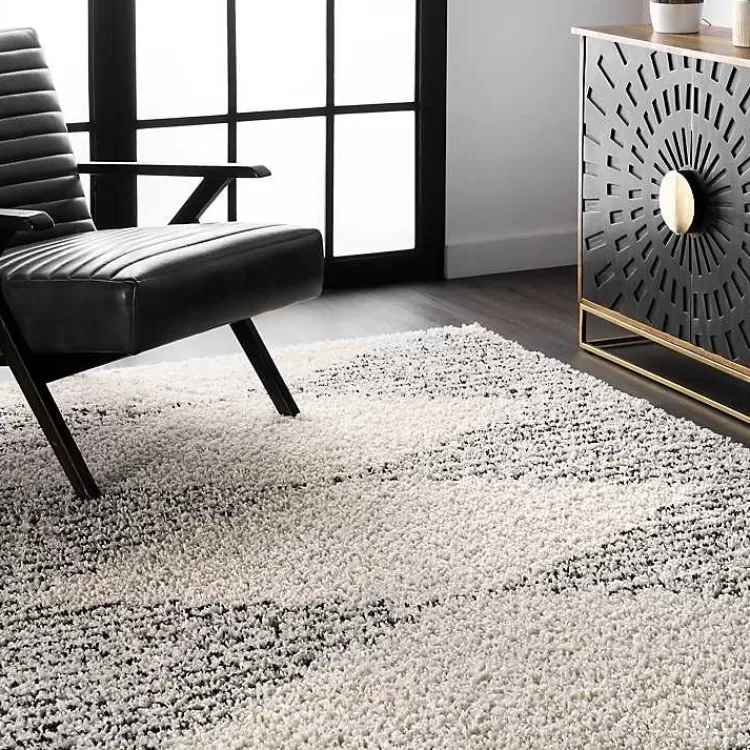 Alfombra Scarlette Diamantes Rotos - Tamaño 7x10 Pies | Diseño Exclusivo para Hogar Moderno de Kirkland's 

Este modelo combina elegancia y durabilidad con su patrón geométrico inspirado en joyería, ideal para salones y dormitorios principales. Disponible en medidas estándar norteamericanas (2.10x3 metros aprox).