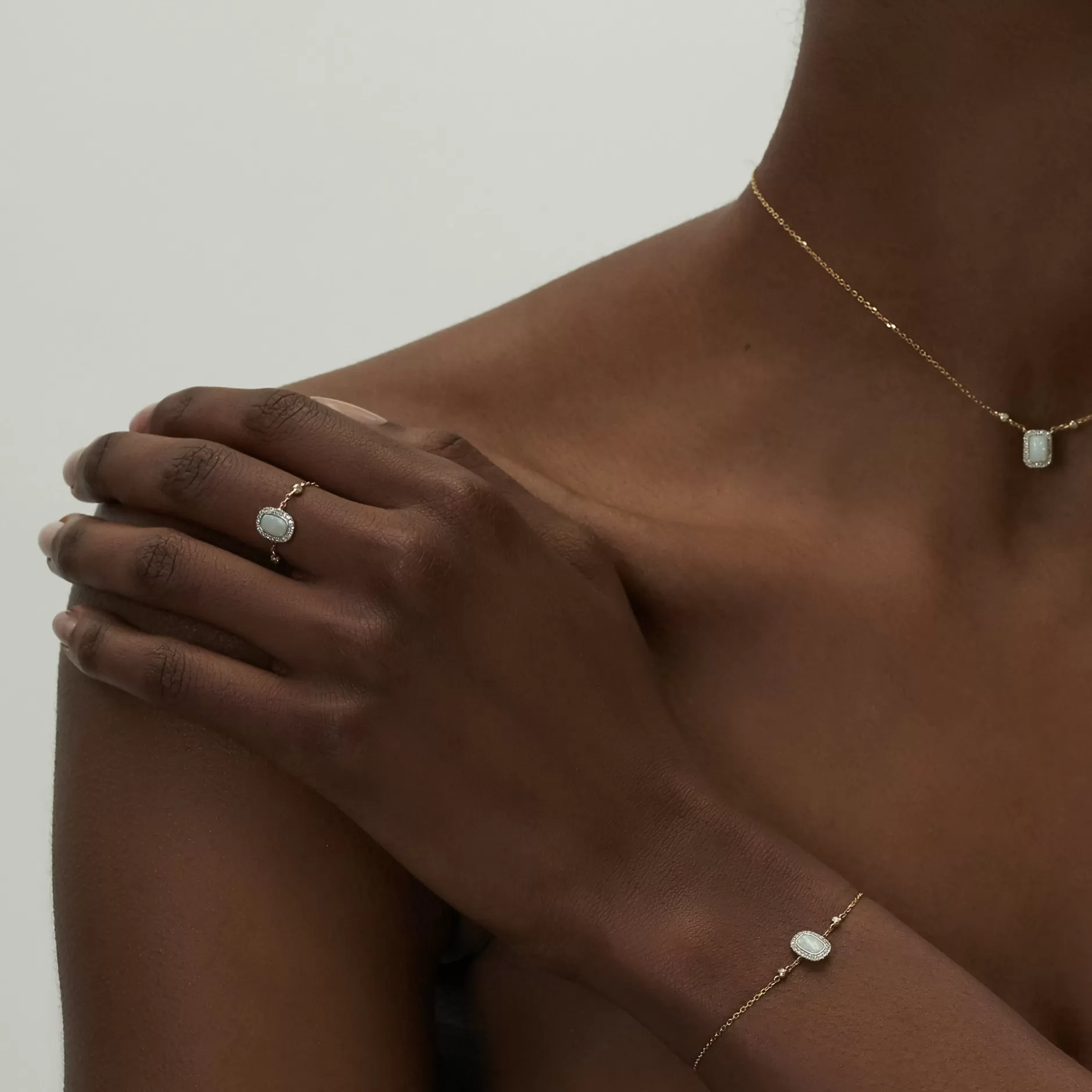 Collar de Ópalo Cuadrado Anissa Kermiche - Joyería Moderna con Toque Vibrante